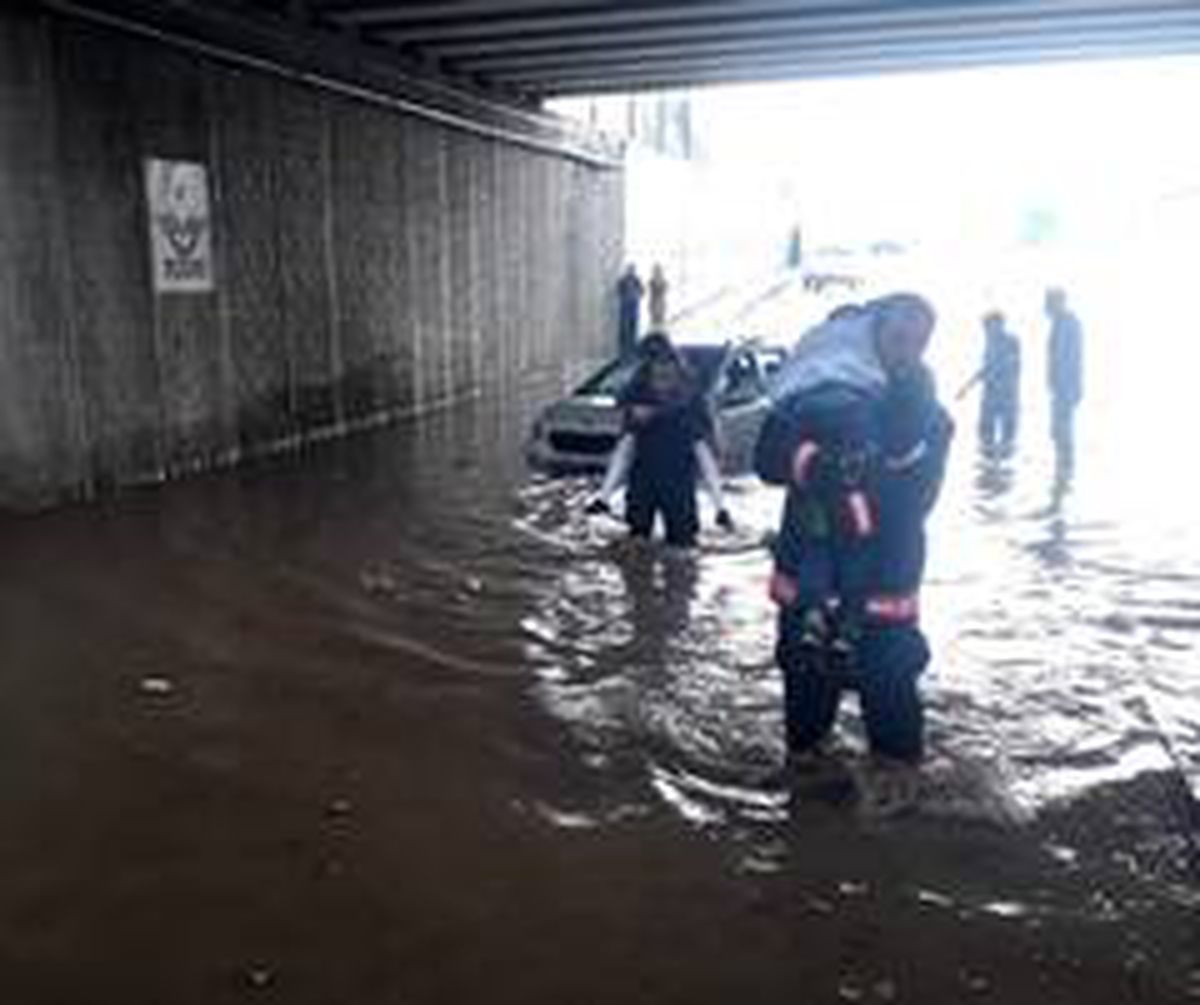 Alt geçidi su bastı, araçta kalan 3 kişi sırtta taşınarak kurtarıldı