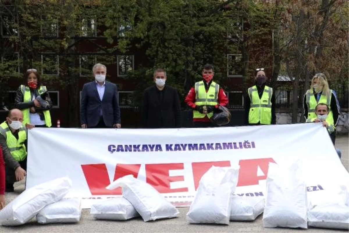 Ankara\'da Vefa Sosyal Destek Grubu, yaşlılara gıda paketi dağıttı