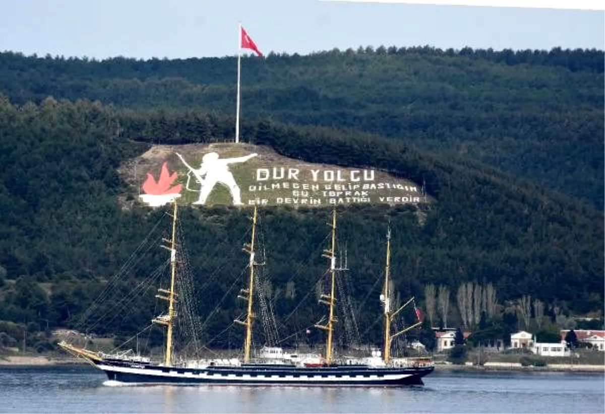Dünya turundaki tarihi yelkenli gemi Çanakkale Boğazı\'ndan geçti