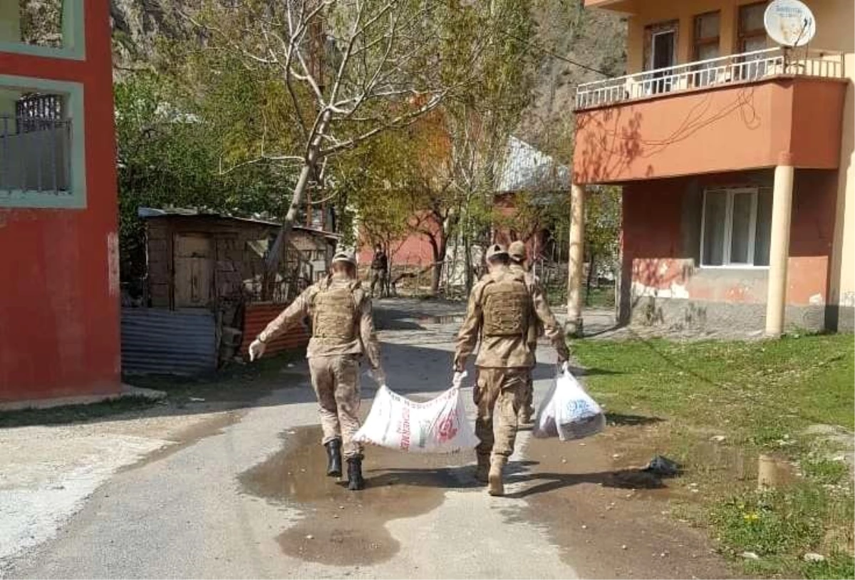 Hakkari Jandarma ekiplerinden örnek davranış