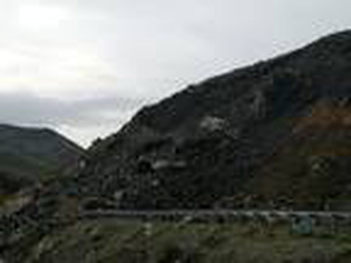 Heyelan nedeniyle Yüksekova-Hakkari karayolu ulaşıma kapandı