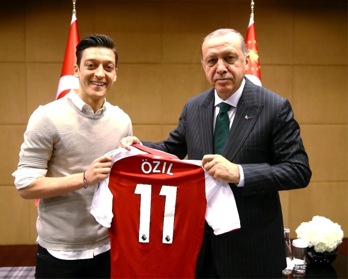 Mesut Özil\'den Kızılay\'a anlamlı bağış