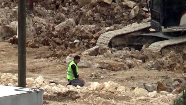 Ne şantiye ne yağmur! İşçinin namaz kılmasına hiçbir şey engel olamadı