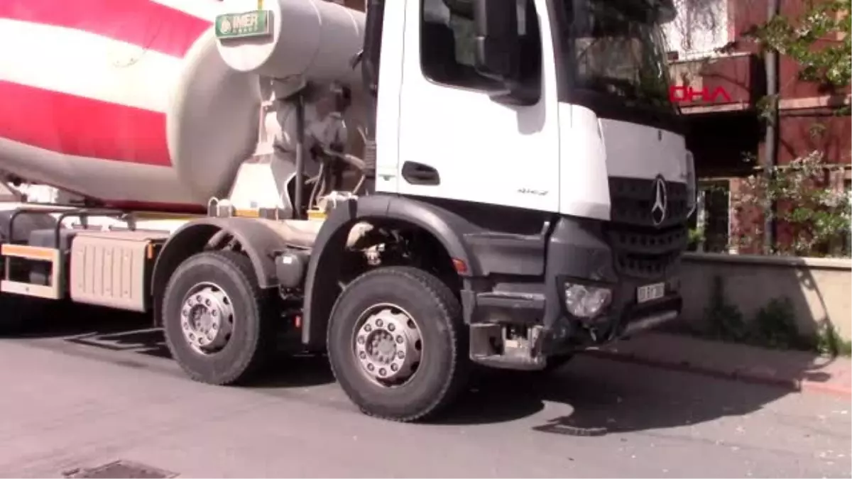 Sivas\'ta, beton mikseri ile otomobil çarpıştı: 2 yaralı