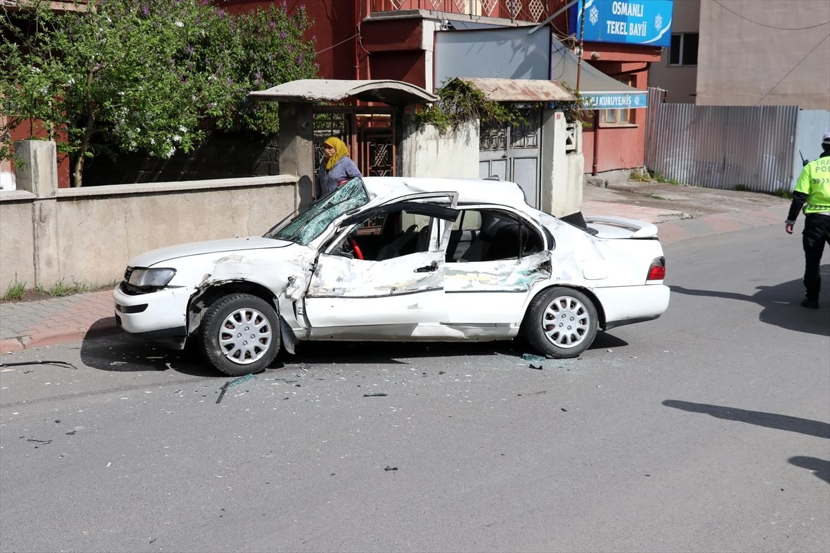 Sivas\'ta beton mikseriyle otomobil çarpıştı: 2 yaralı