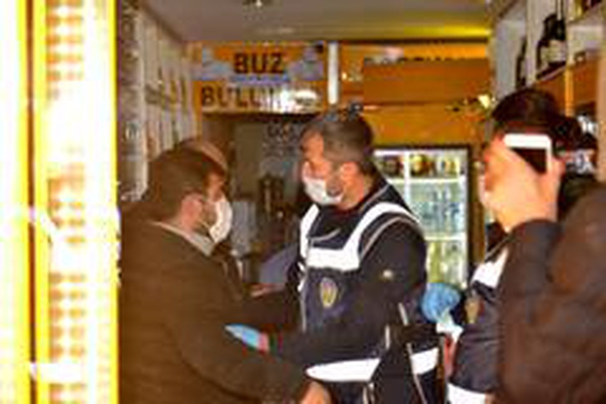 Tekel bayine saklandılar, polis çilingir ile kapıyı açtı
