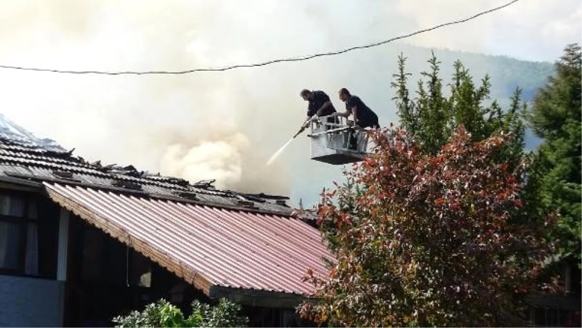 Yangında 2 katlı ev ile garajındaki 2 otomobil yandı