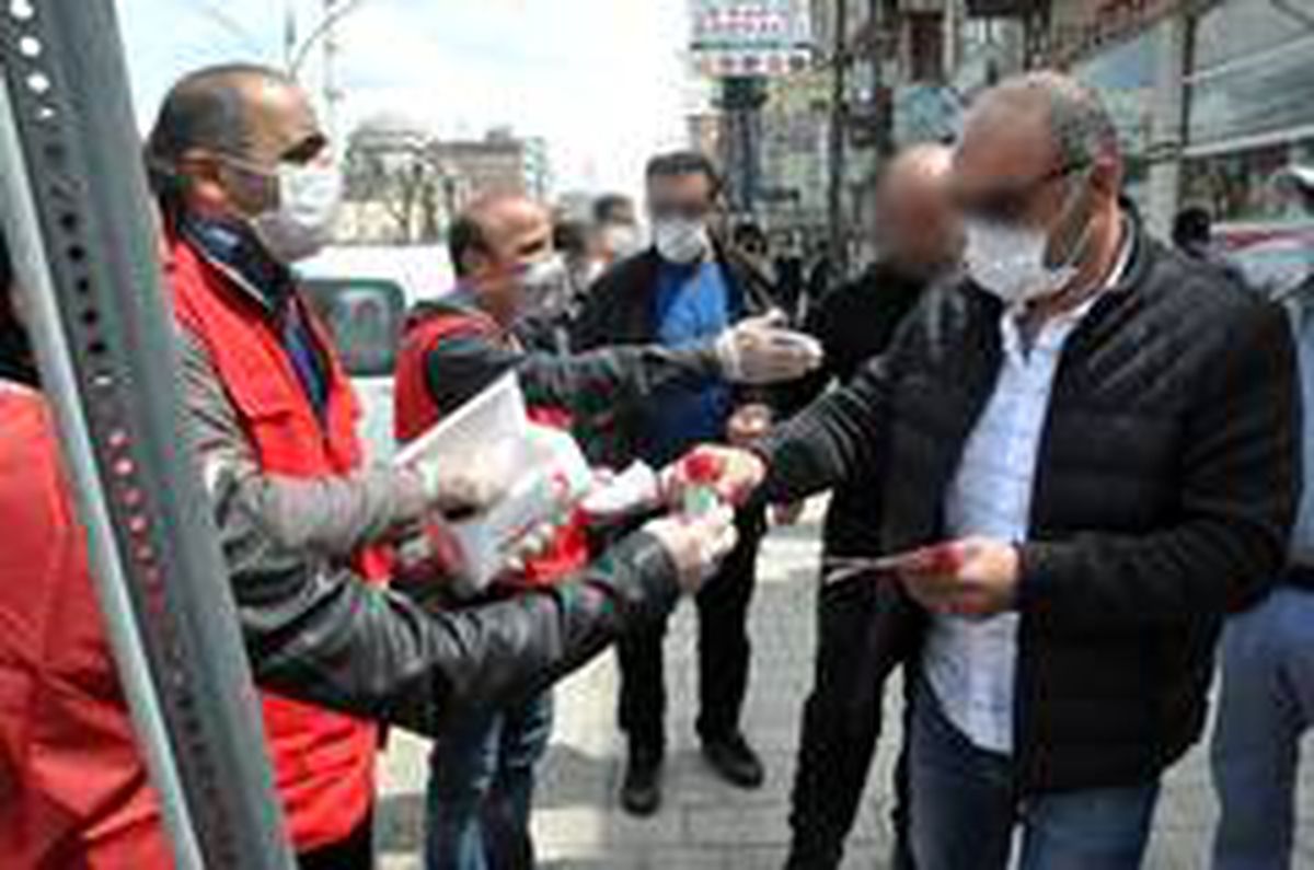 Yüksekova\'da ücretsiz dağıtılan maske ve dezenfektan malzemesi için vatandaşlar birbiriyle yarıştı