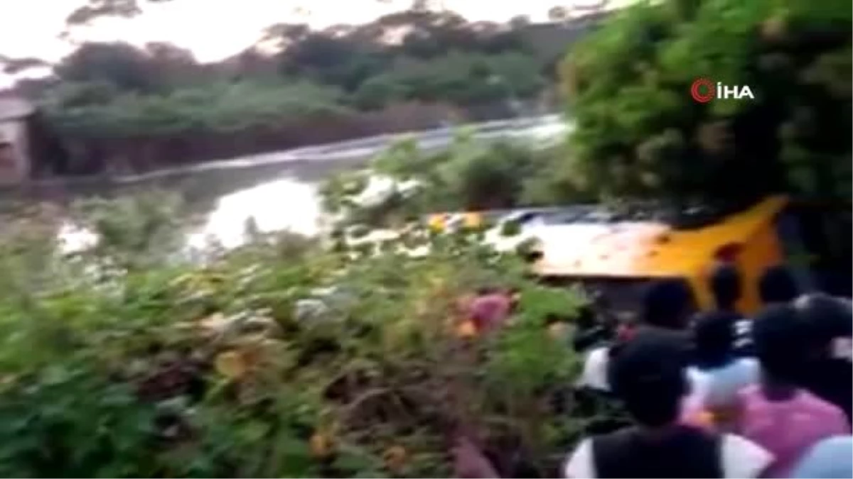 Zambiya\'da otobüs şarampole uçtu: 4 ölü, 15 yaralı