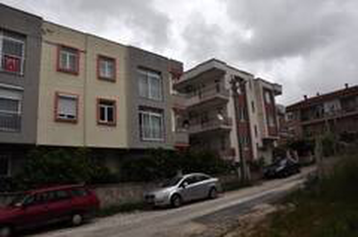 3. kattan düşen çocuk, portakal ağacına takılarak yaralı kurtuldu