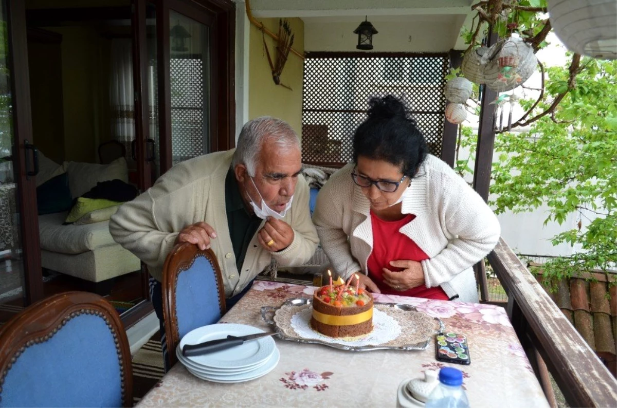 49\'uncu evlilik yıl dönümünde yaşlı çifte pastalı sürpriz