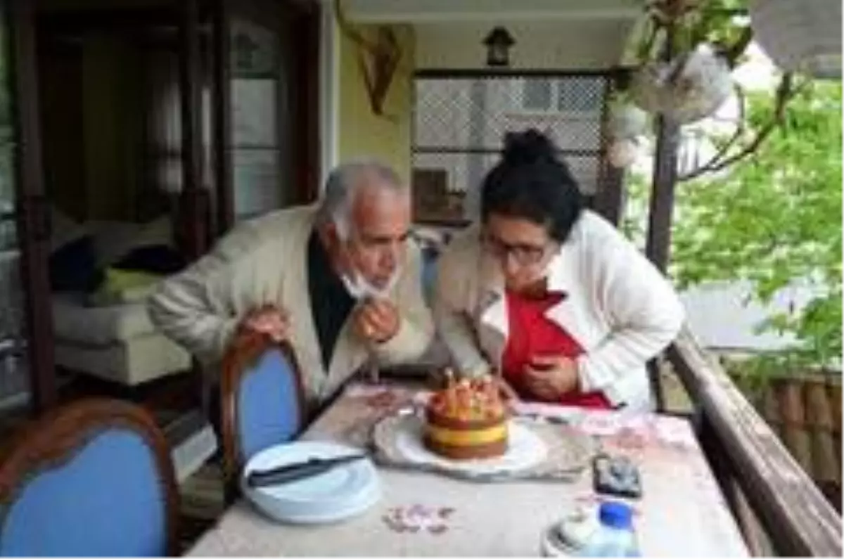 49\'uncu evlilik yıl dönümünde yaşlı çifte pastalı sürpriz