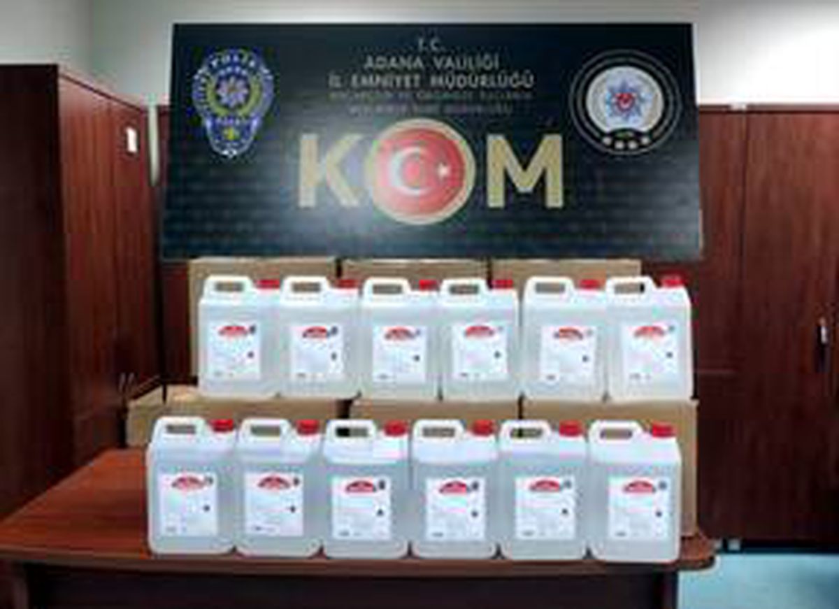 Adana\'da sahte içki operasyonunda kargo şubesinde 200 litre etil alkol ele geçirildi