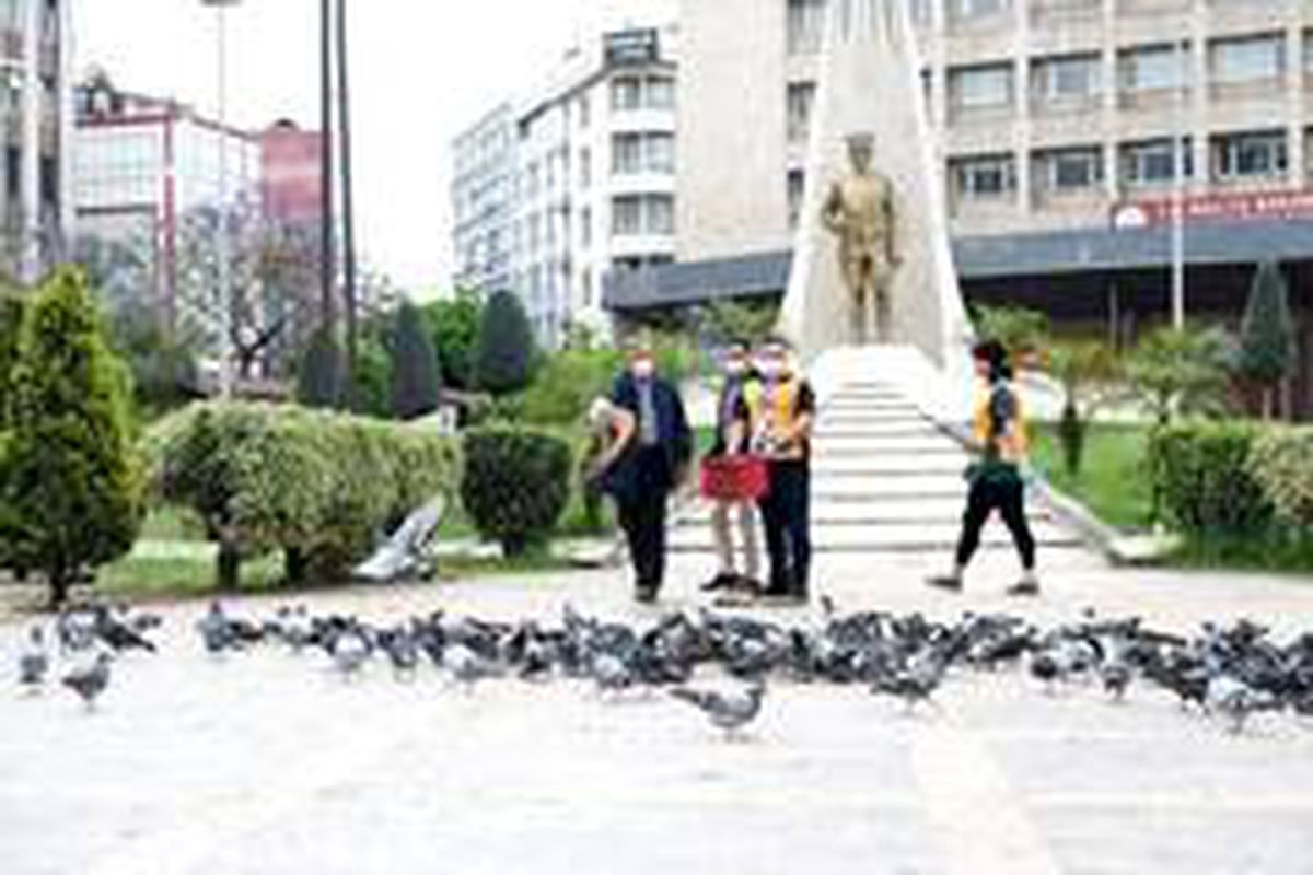 Başkan Akay güvercinleri besledi