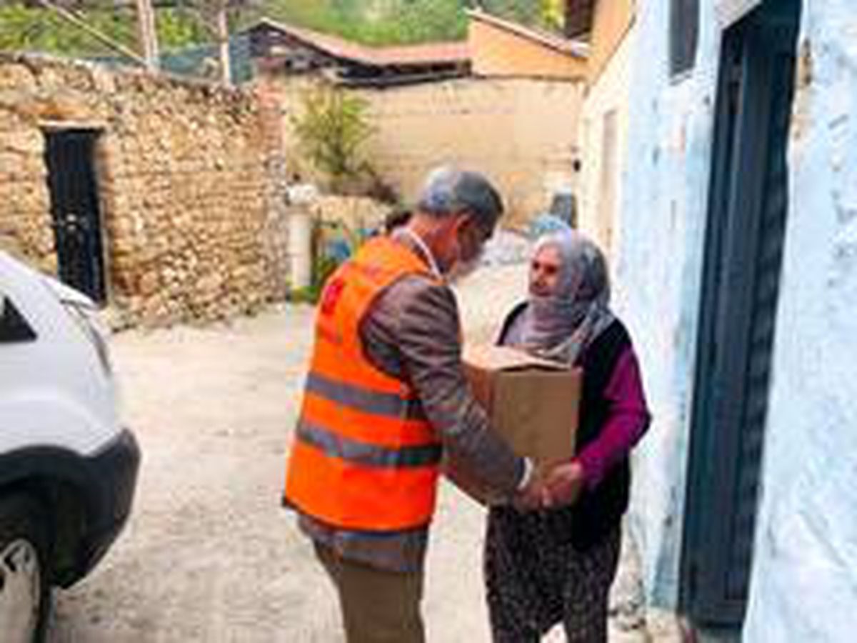 Başkan Çınar, yardım ekibine yardımcı oldu Ramazan gıda kolisi dağıttı