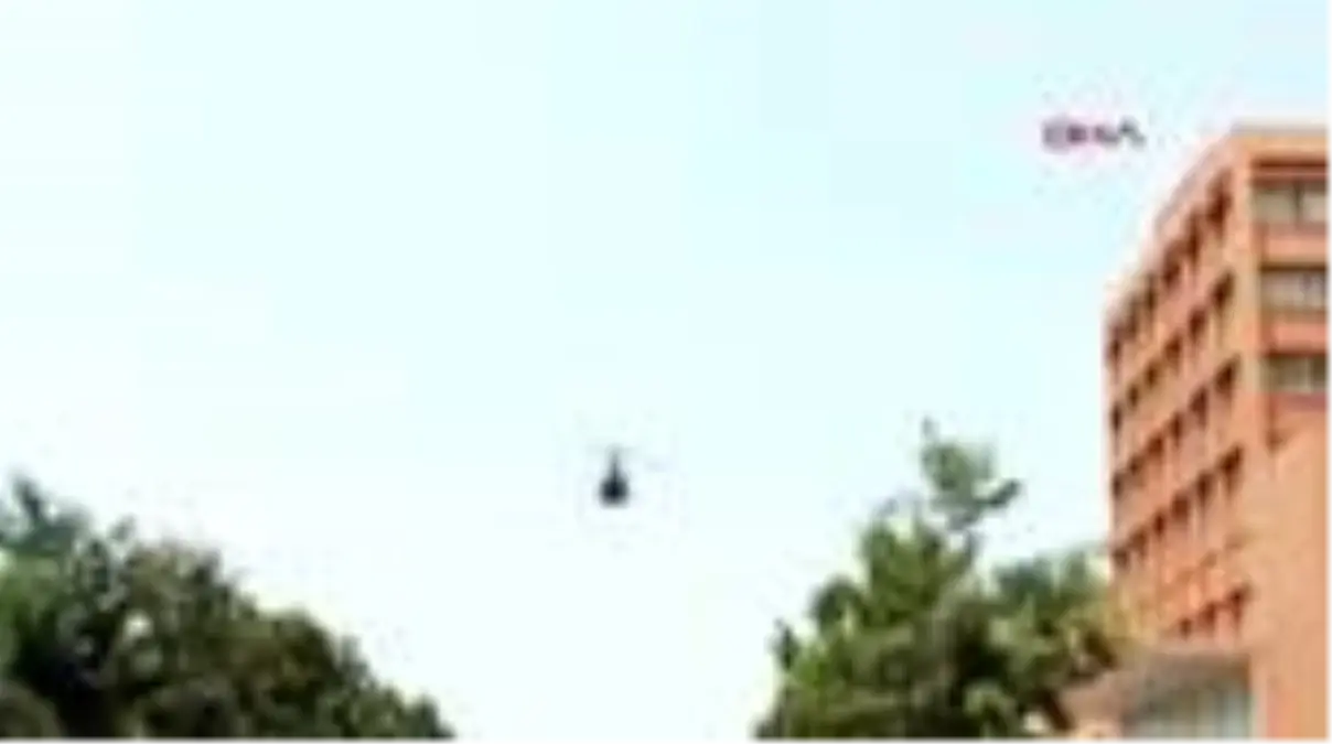 Hindistan Deniz Kuvvetleri\'nden sağlık çalışanlarına \'çiçekli\' gösteri