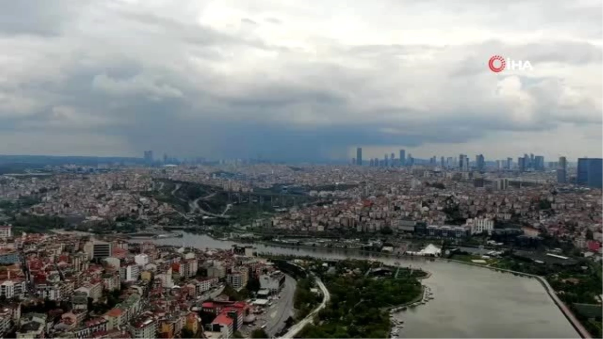 (İSTANBUL - ÖZEL)Yağmur bulutlarının şehre gelişi havadan görüntülendi