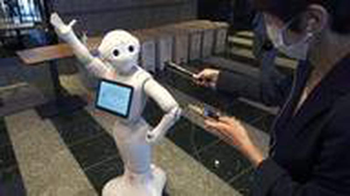 Japonya\'da, Covid-19 taşıyan hastalara otellerde robotlar yardımcı oluyor
