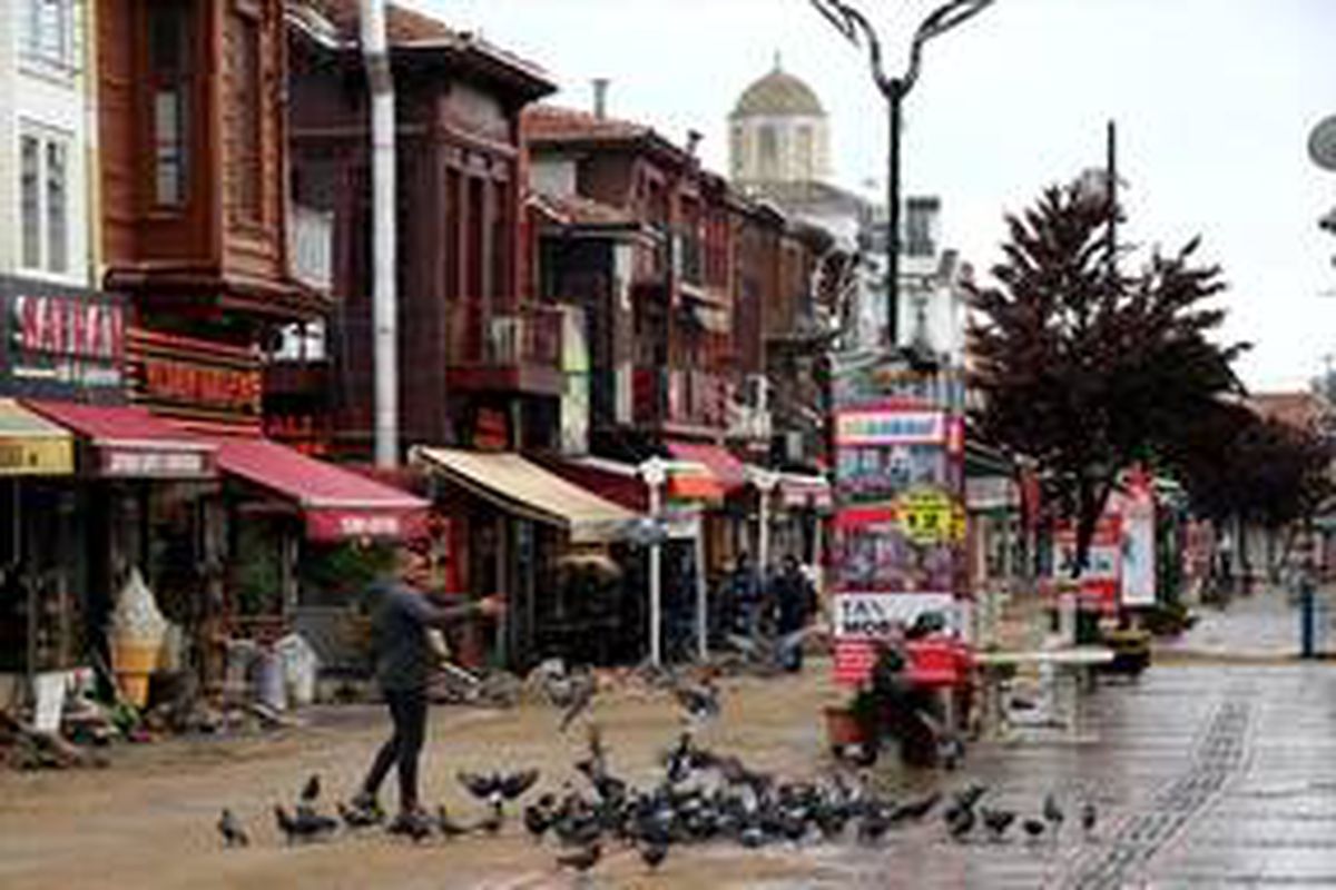 "Kanatlı dostlarım" dediği güvercinleri koronavirüs günlerinde besliyor