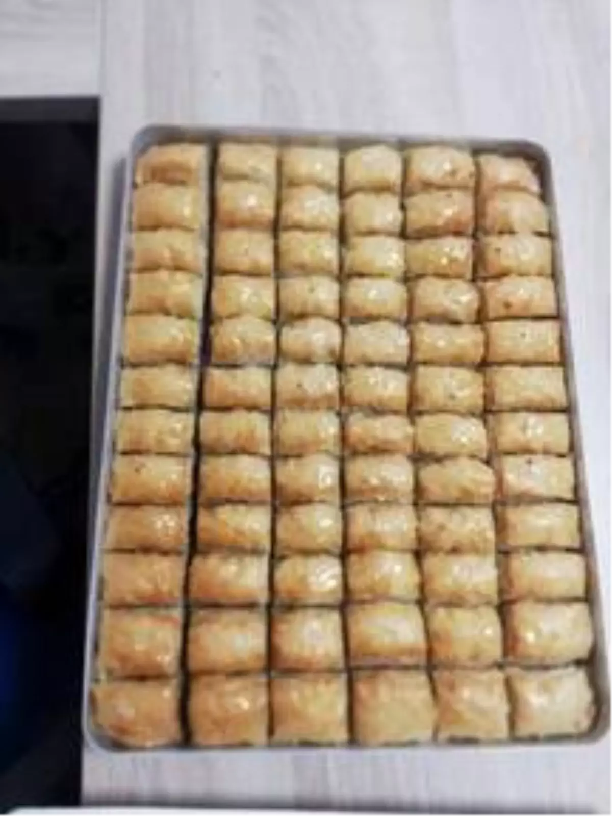 Karantinada doğum günü kutlanan kişiden görevlilere baklavalı teşekkür