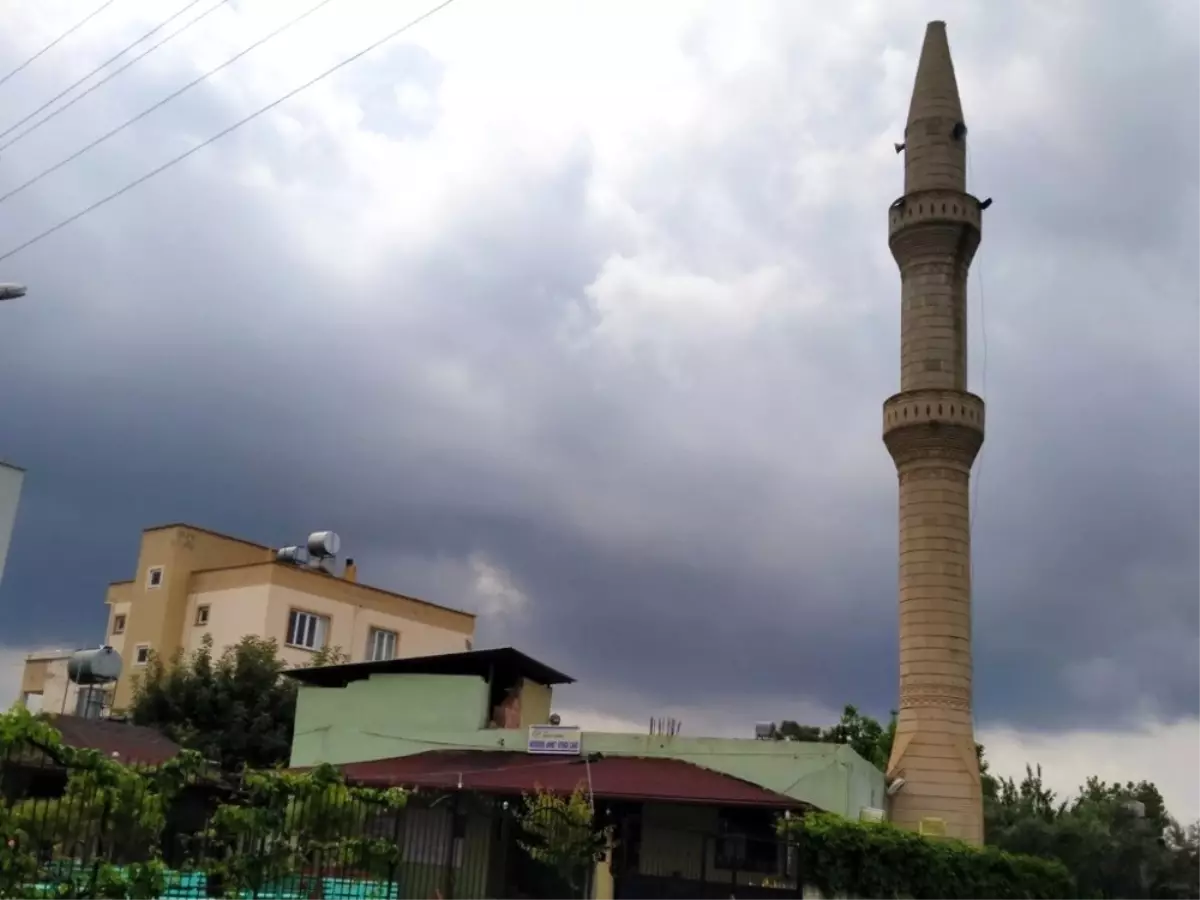 Minareye yıldırım düştü