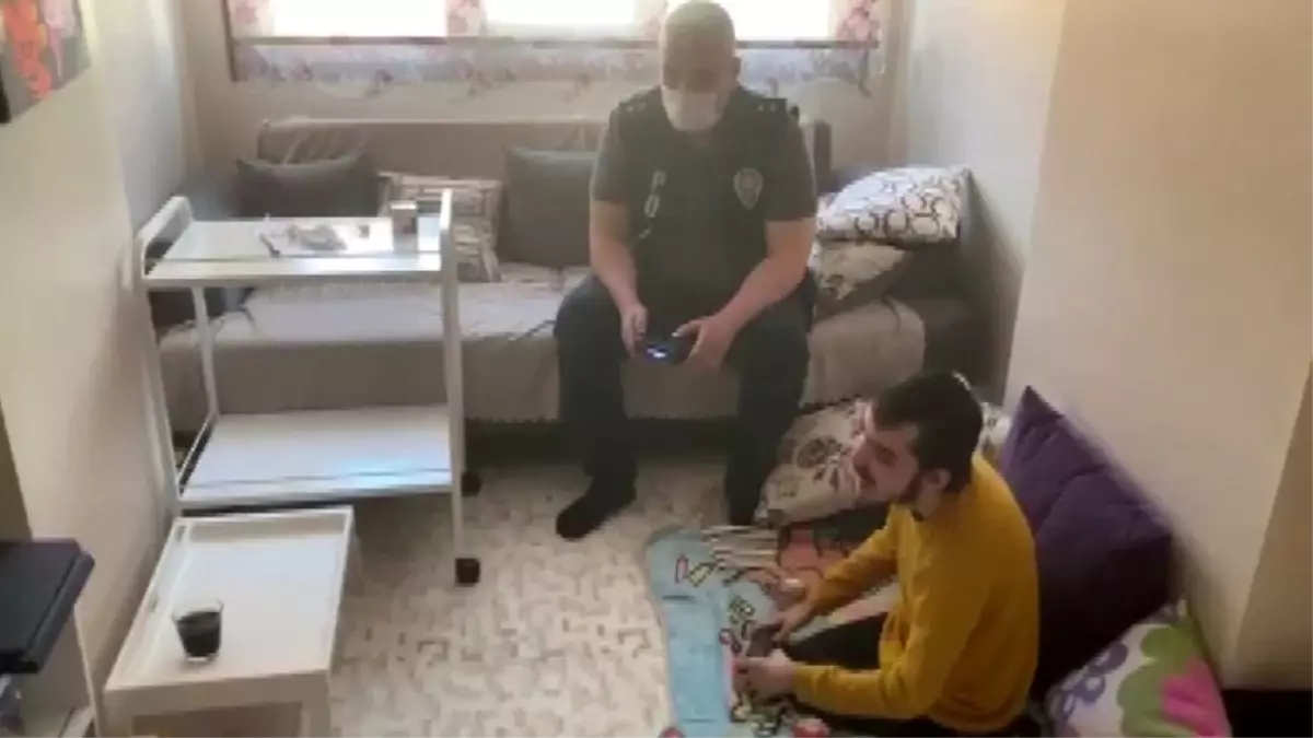 Polis engelli çocuğun playstation oynama isteğini geri çevirmedi