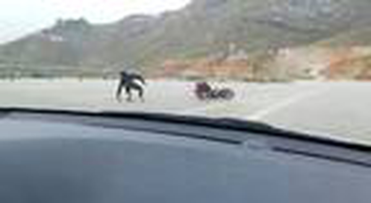 2 kişinin yaralandığı motosiklet kazası kamerada