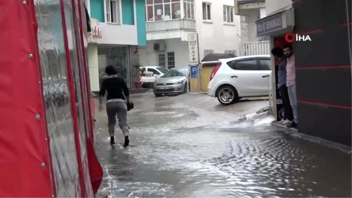 Antalya\'da sağanak yağış yayalara zor anlar yaşattı