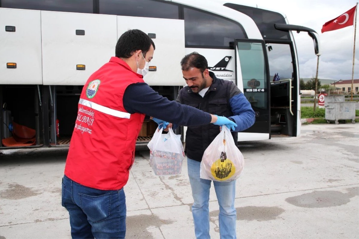 Hatay\'a giderken yolda kalan otobüs şoförünün yardımına belediye koştu