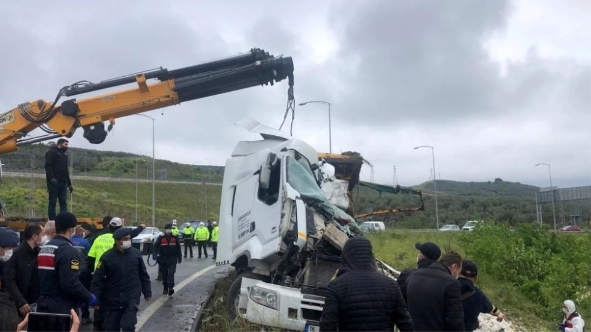 Mıcır yüklü kamyon devrildi, sürücüsü sıkışarak can verdi