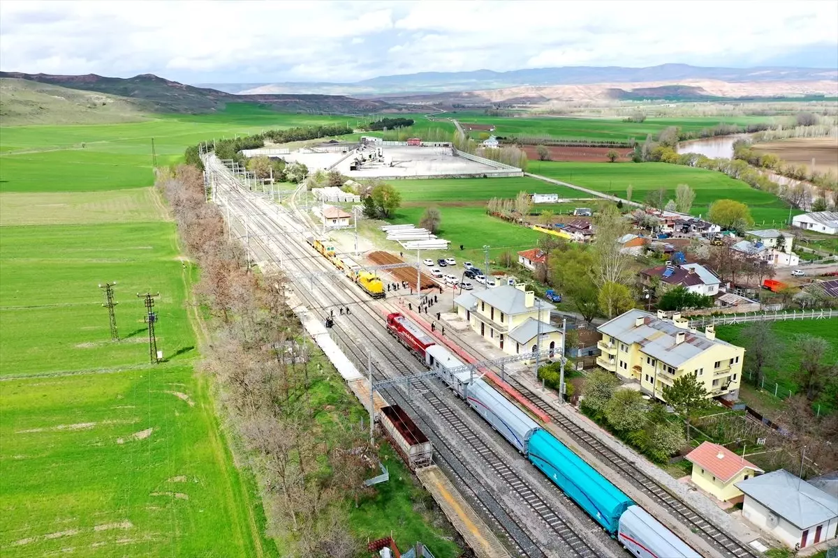 Modernize edilen Samsun-Sivas demir yolu hattında ilk yük treni sefere başladı