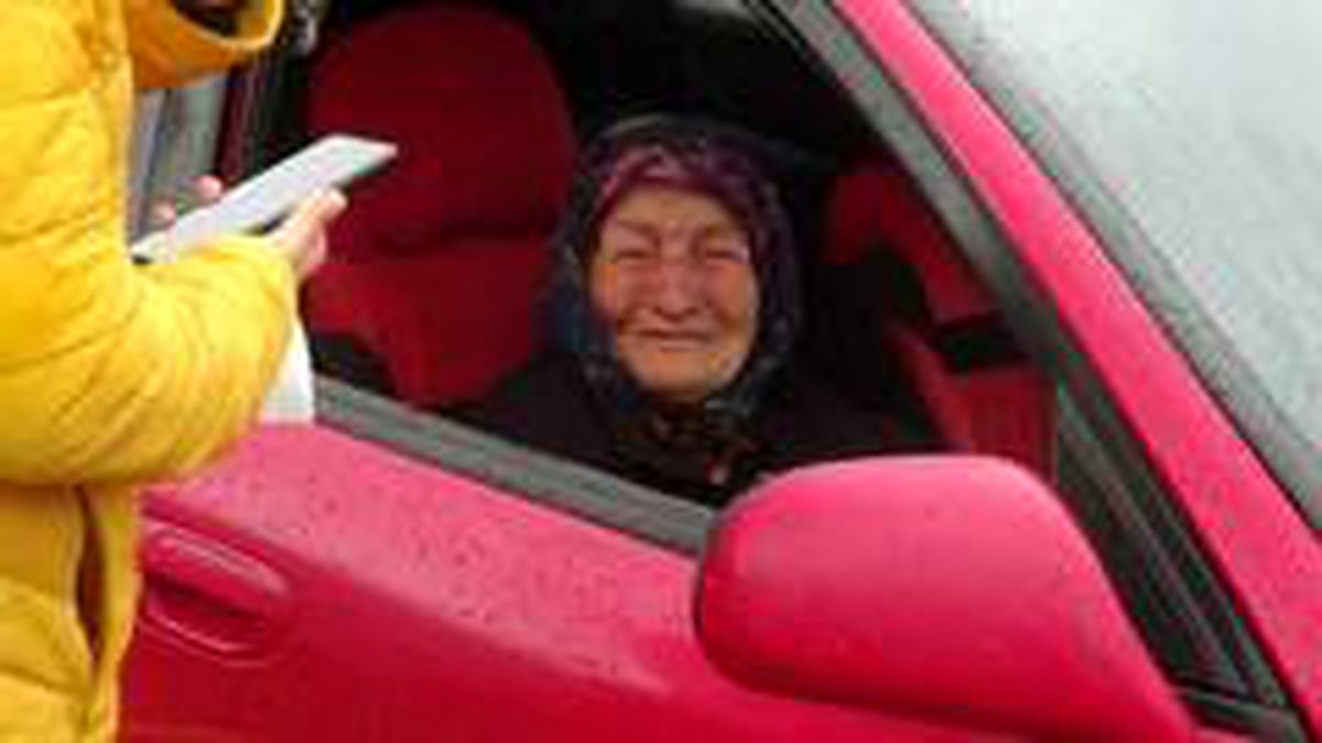 Otomobilde yaşayan 82 yaşındaki engelli kadın ile oğluna yardım eli