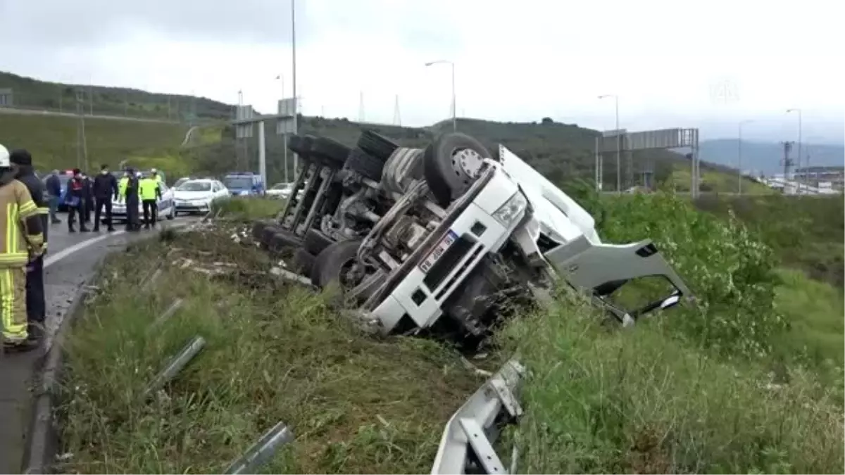 Otoyolda devrilen tırın sürücüsü hayatını kaybetti - BURSA