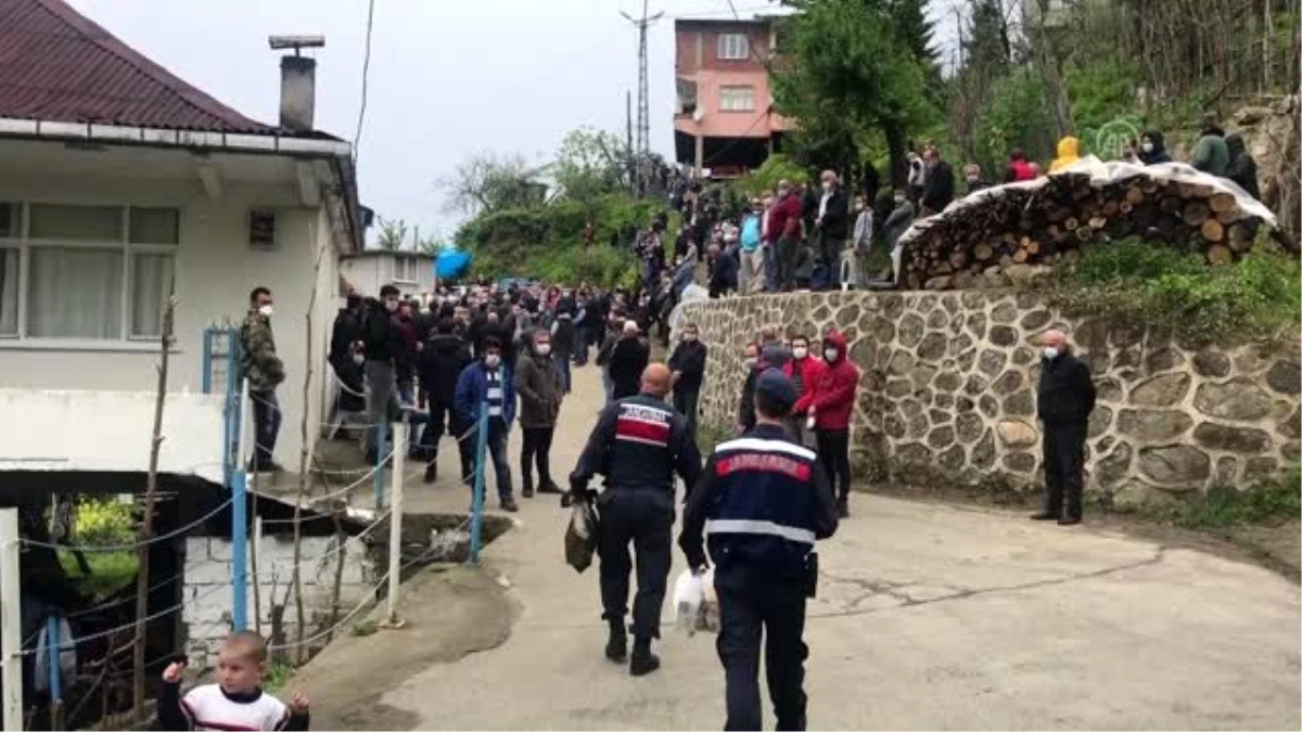 Rize\'de silahlı kavgada ölen muhtar, eşi ve akrabası toprağa verildi