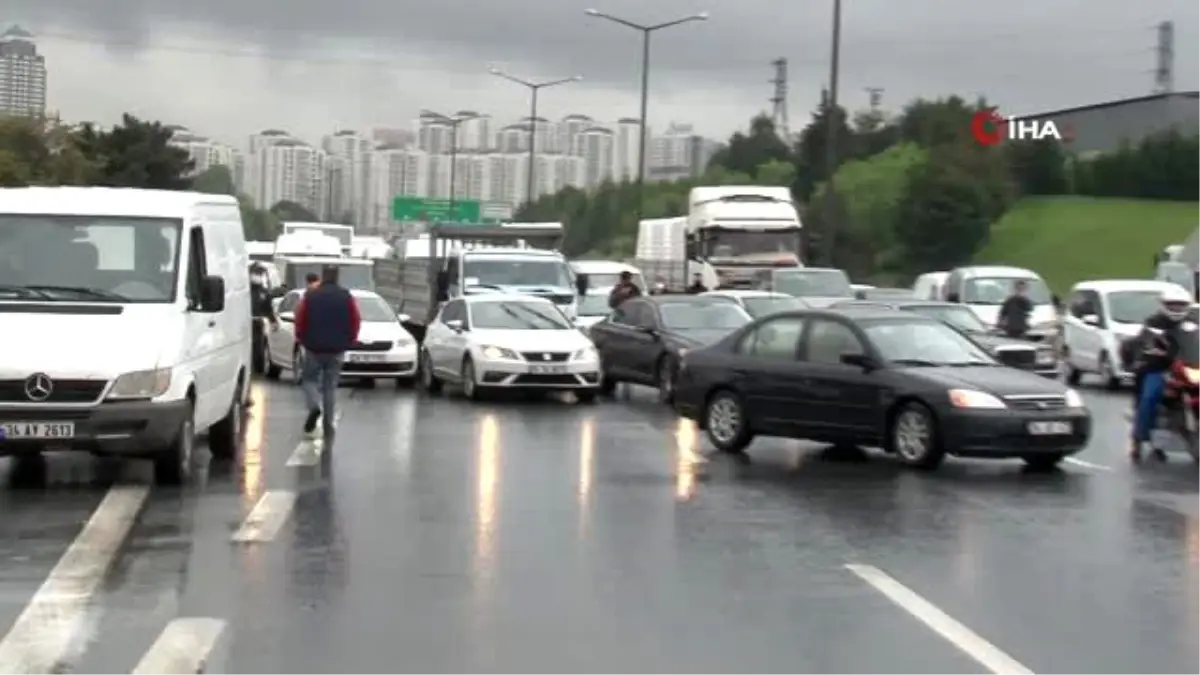 TEM\'de kaza yapan hafriyat kamyonu trafiği felç etti