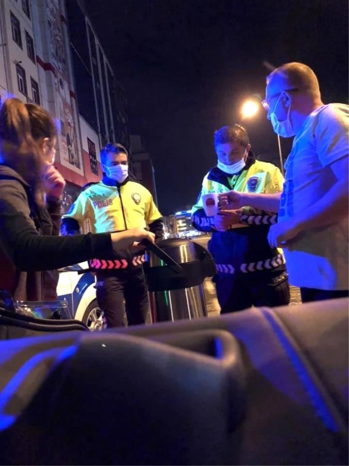 Vatandaşlardan polise çay ve kahve ikramı