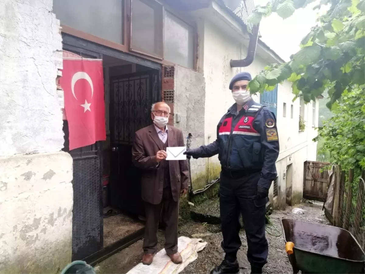 81 yaşındaki Bekir amcadan duygulandıran bağış