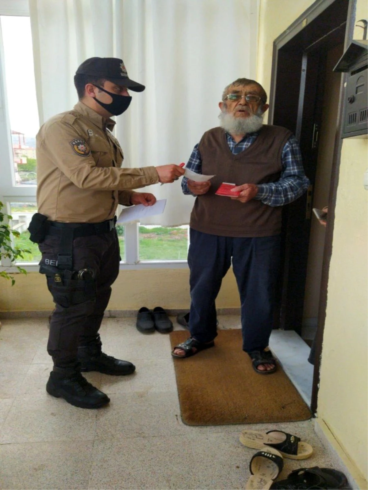 81 yaşındaki yaşlı adam "Biz Bize Yeteriz Türkiye" kampanyasına 5 bin lira bağışladı