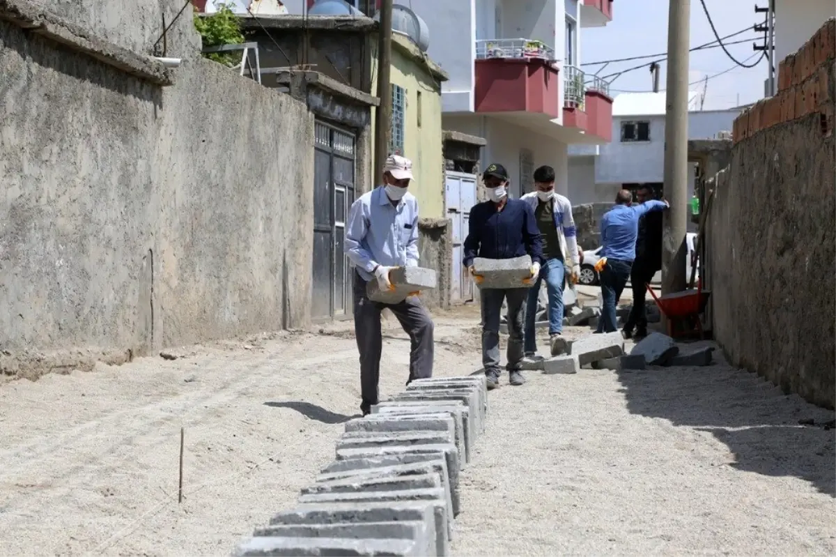 Cizre\'de kilitli parke taşı döşeme çalışmaları sürüyor