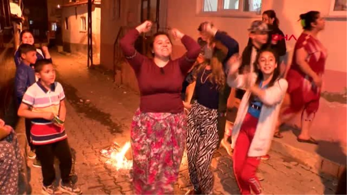 Edirne\'de Romanlar Kakava\'yı evlerinin önünde kutladı