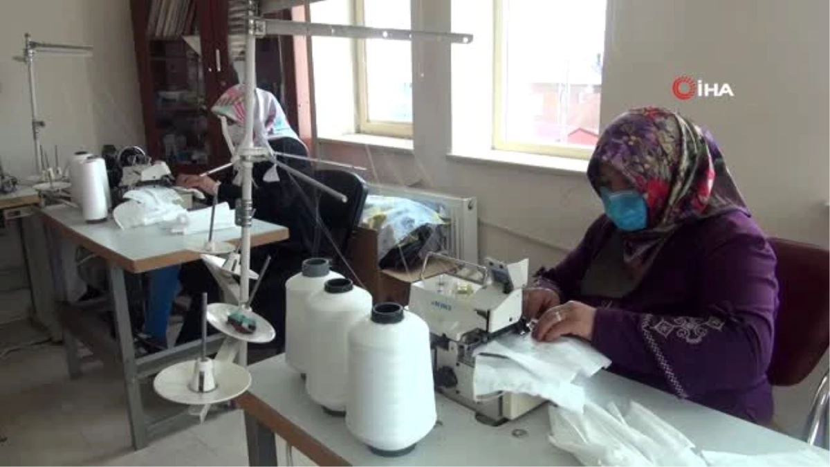 Gönüllü kadınlar günde bin 500 maske üretiyor