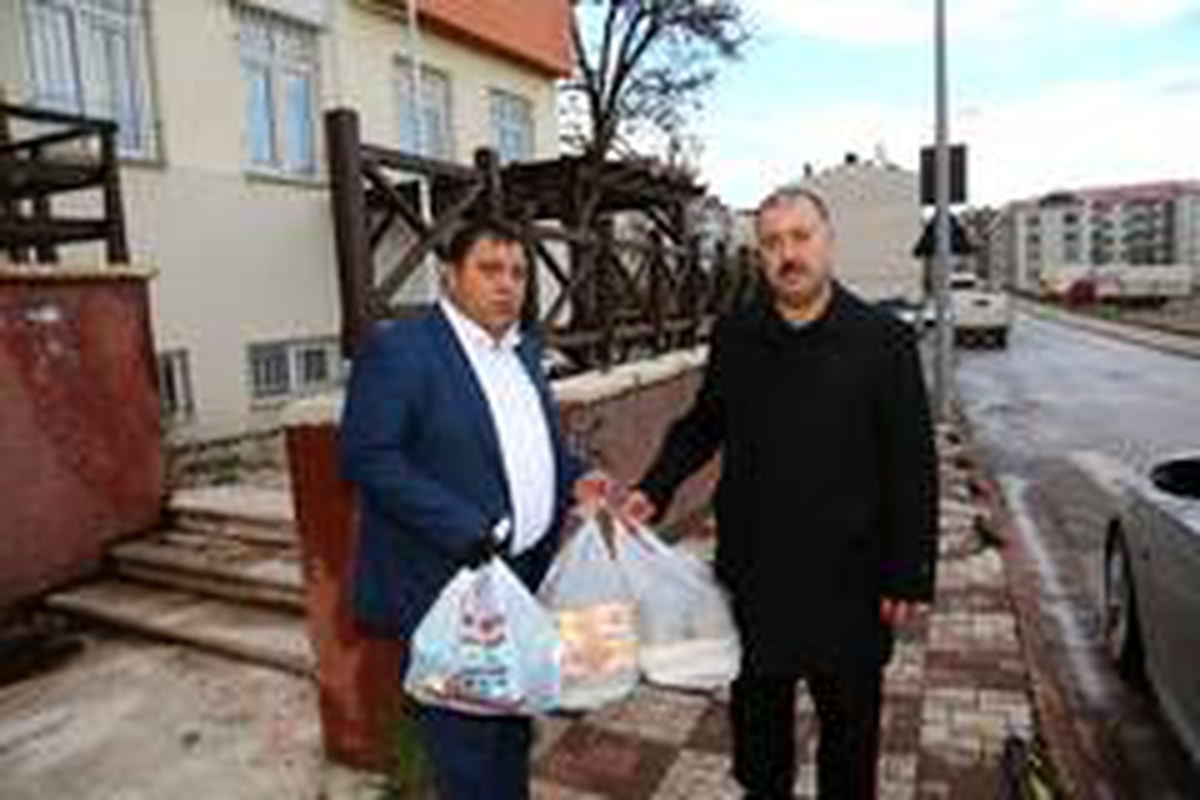 İhtiyaç sahiplerinin yemeği evlerine götürülüyor