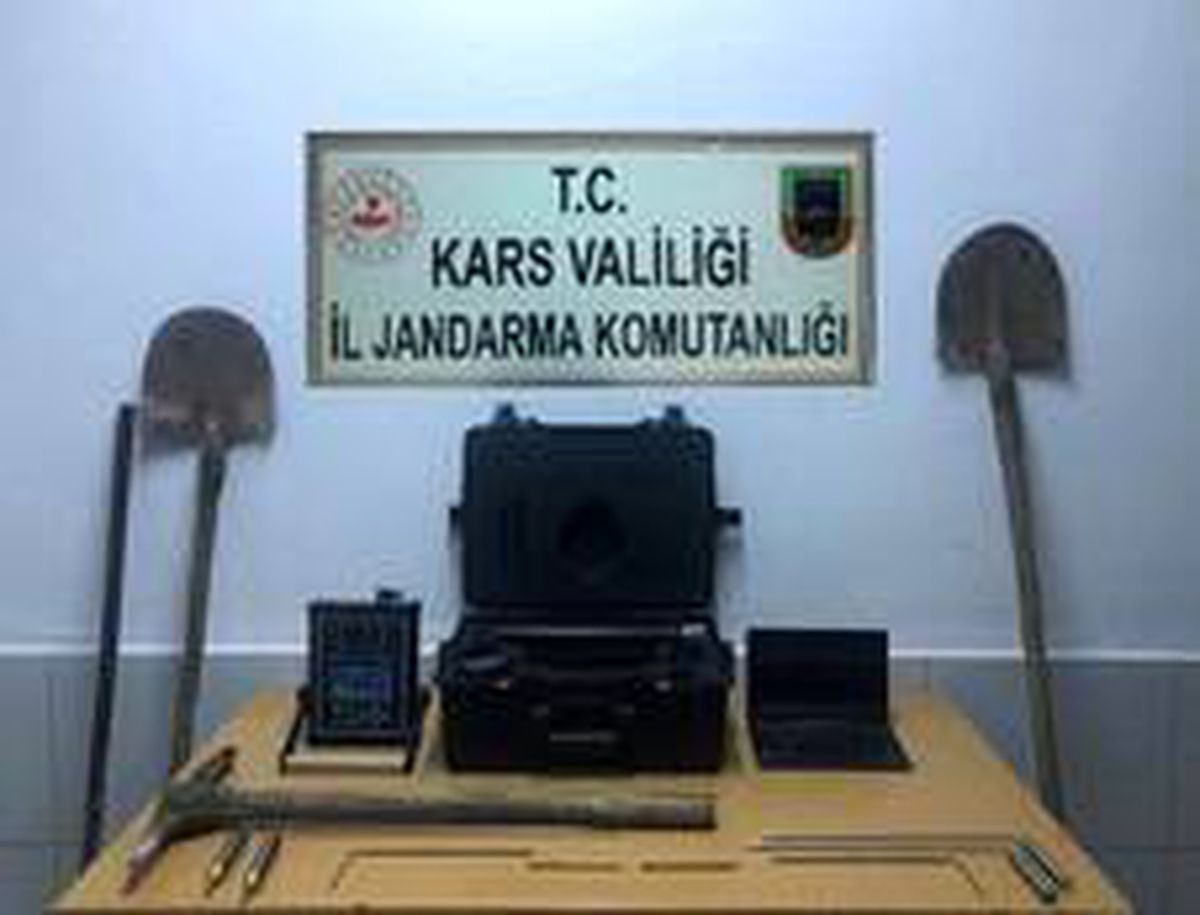 Kars\'ta defineciler yakayı ele verdi