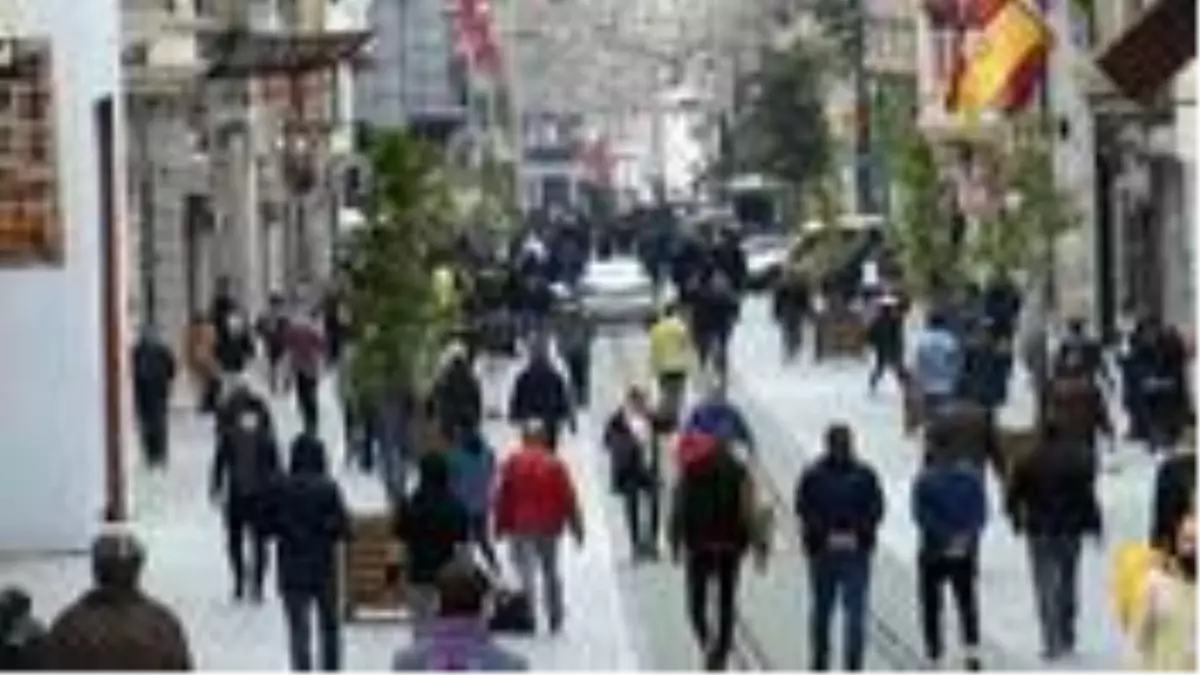 Koronavirüs tedbirlerine rağmen İstiklal Caddesi\'ndeki yoğunluk dikkat çekti