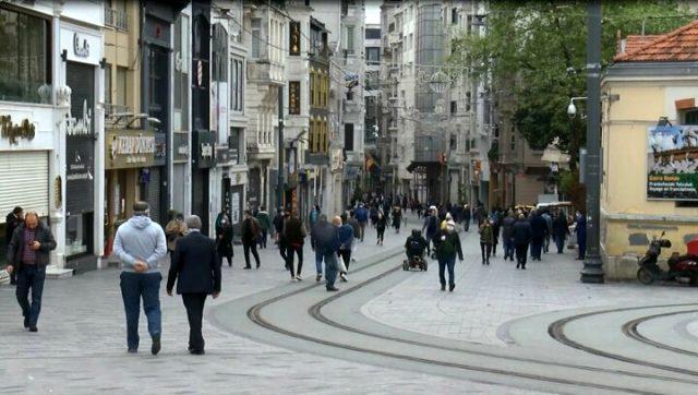 Koronavirüs tedbirlerine rağmen İstiklal Caddesi'ndeki yoğunluk dikkat çekti