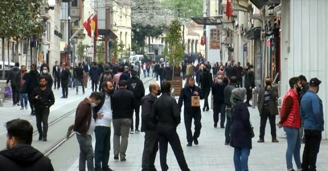 Koronavirüs tedbirlerine rağmen İstiklal Caddesi'ndeki yoğunluk dikkat çekti