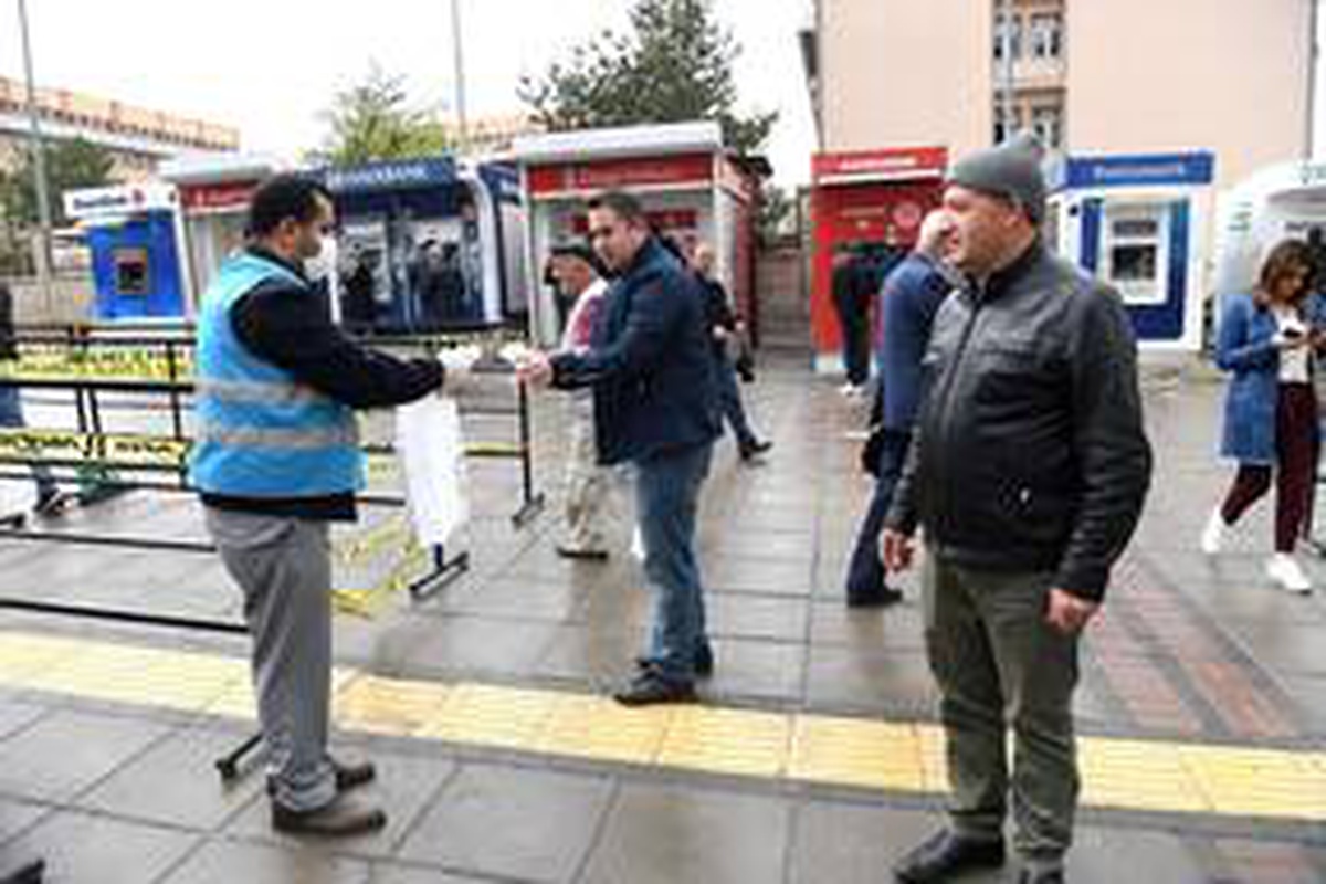 Muş Belediyesi vatandaşlara ücretsiz maske dağıtıyor