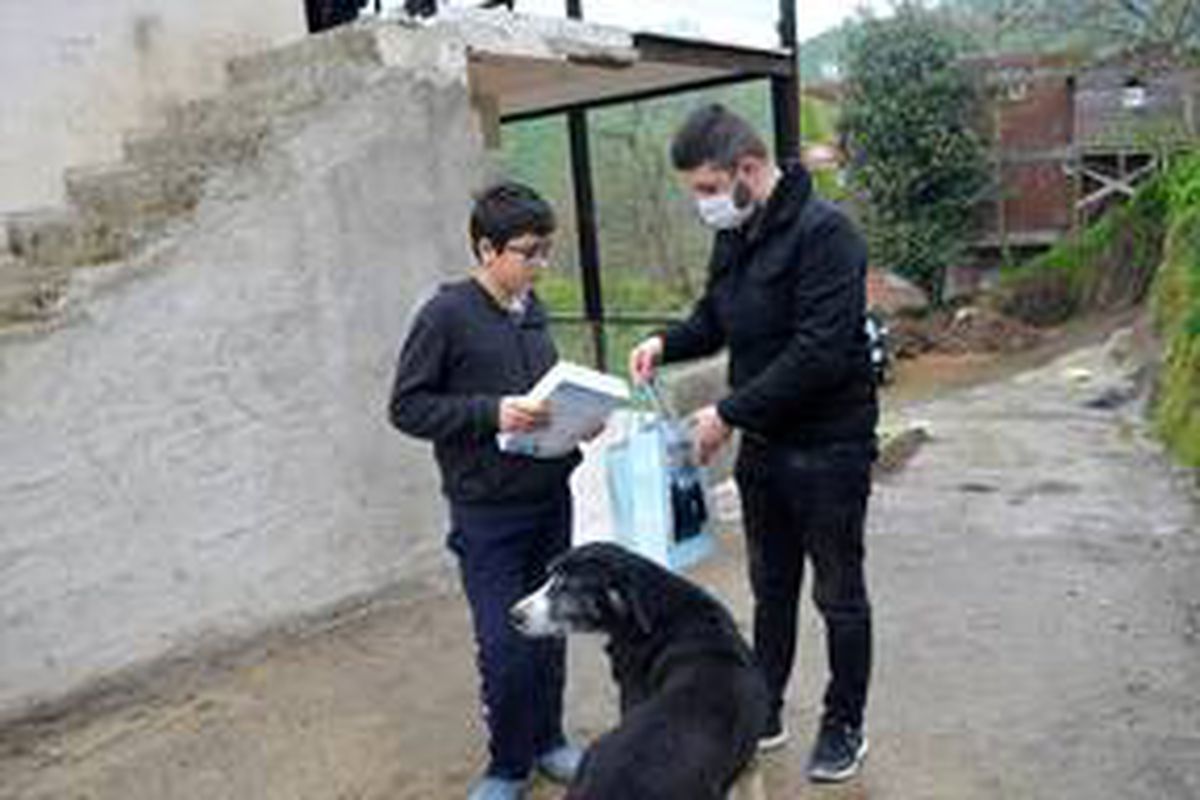 Ordu\'da evlerinde kitap okuyan öğrencilere kitap seti hediye ediliyor