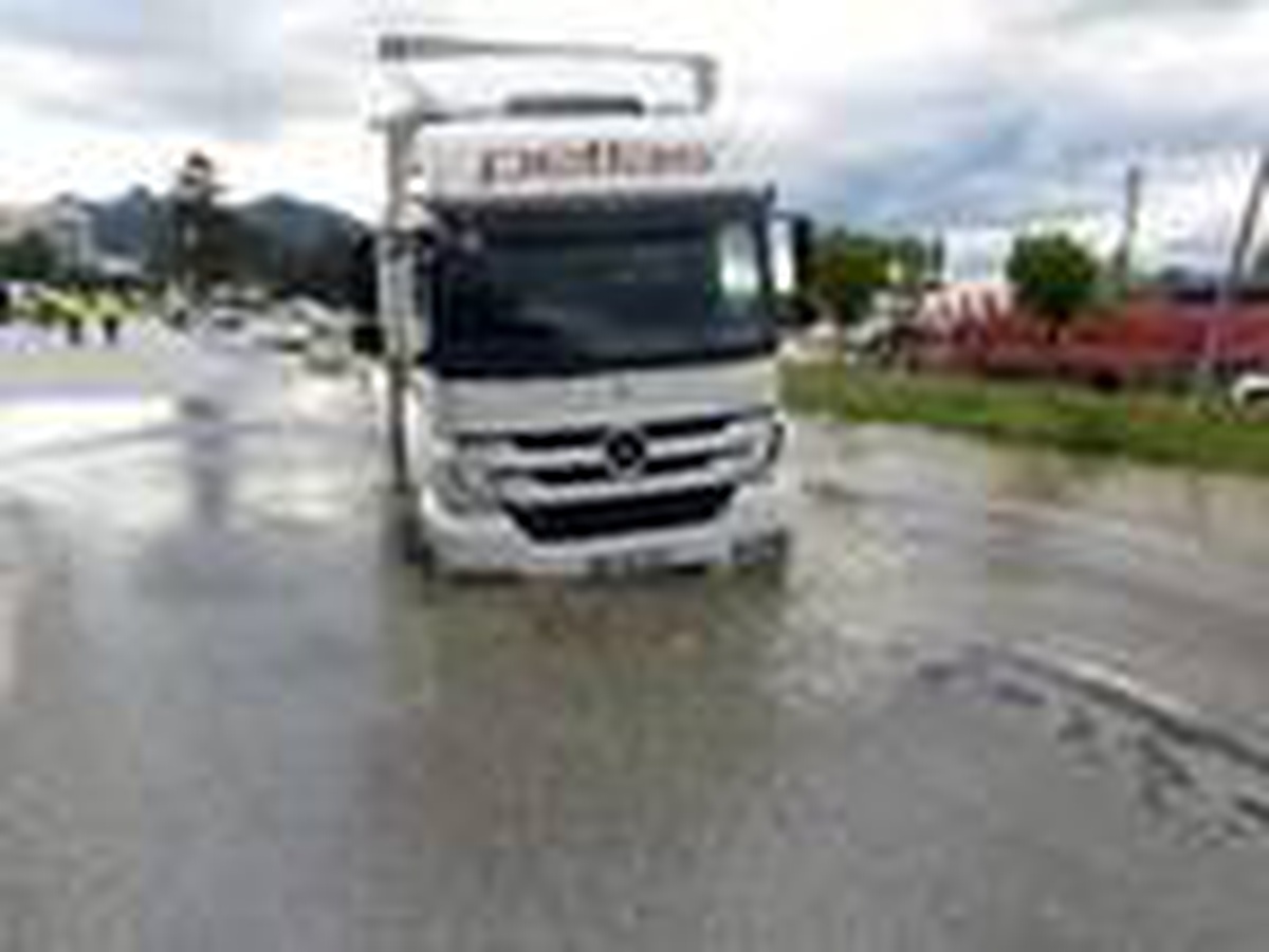 Tokat\'ta kamyon çökme oluşan yola saplandı