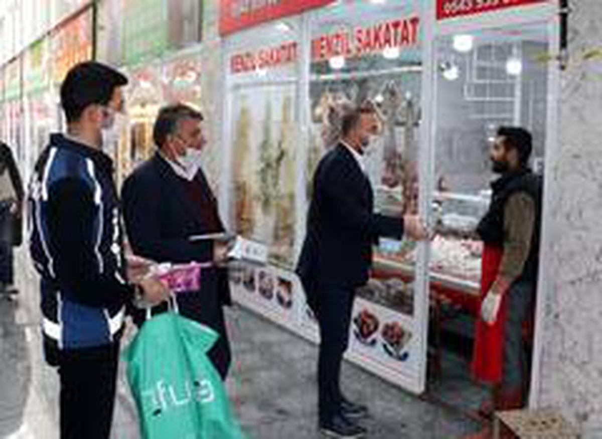 Van Büyükşehir Belediyesinden sakatatçı esnafına maske